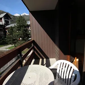 Apartment 1 Bedroom Flat, Heated Pool, Heart Of Village, Parking, Wifi, Bourg-Saint-Maurice